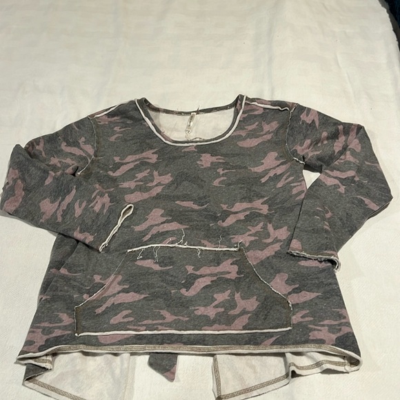 Adorable, gray pink sweatshirt/open back - Picture 1 of 3